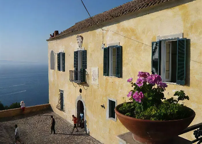 Palazzo Tritone & Abagnale Bed and Breakfast 4*